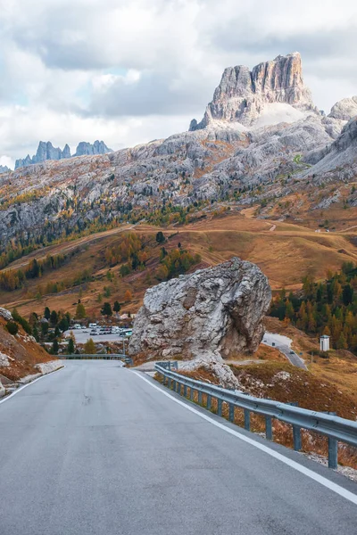 İtalya 'nın kuzeyindeki Veneto eyaletinin Cortina d' Ampezzo kasabası yakınlarındaki güzel Pelmo, Averau ve Lastoi de Formin dağlarının arka planındaki Lagazuoi Dağları 'nın Dolomitleri
