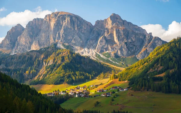 Corvara Badia Encantador Pequeño Pueblo Montaña Italiana Valle Fondo Sassongher —  Fotos de Stock