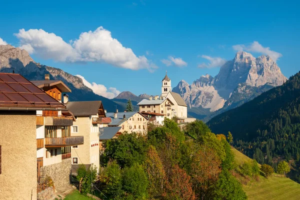 Vacker Solnedgång Belyser Toppen Dolomiterna Nära Passo Giau Nära Cortina — Stockfoto