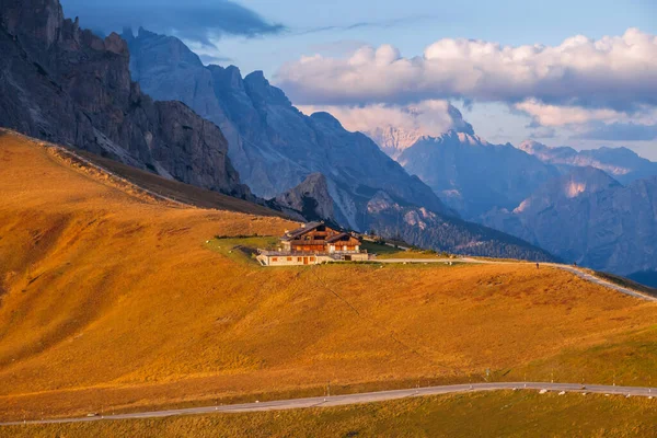 Gyönyörű Naplemente Megvilágítja Csúcs Dolomitok Közelében Passo Giau Közel Cortina — Stock Fotó