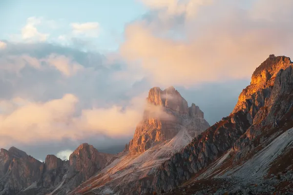 Piękny Zachód Słońca Oświetla Szczyt Dolomitów Pobliżu Passo Giau Pobliżu — Zdjęcie stockowe