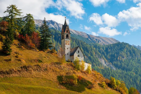 Kostel Santa Barbary Během Dne Útulné Vesničce Valle Alta Badia — Stock fotografie