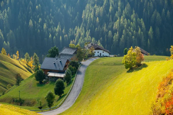 Kerk Van Santa Barbara Overdag Het Gezellige Dorpje Valle Alta — Stockfoto