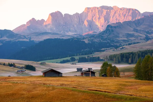 Seiser Alm Mit Herrlichem Sonnenaufgang Hintergrund Mit Langkofel Und Langkofelgruppe — Stockfoto