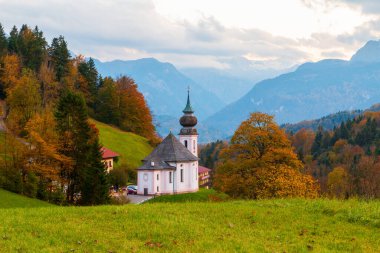 Maria Gern Kilisesi arka planda Watzmann Dağları ile sonbahar renklerinde günbatımında Bavyera, Berchtesgaden Almanya 'da