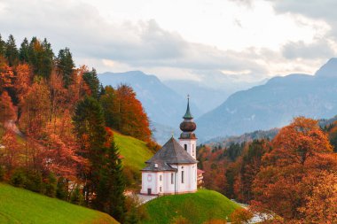 Maria Gern kilisesi arka planda Watzmann dağı ile sonbahar renklerinde günbatımında, Bavyera, Berchtesgaden Almanya 'da