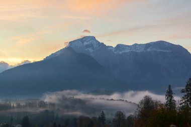 Sisli bir sabah, Berchtesgaden kasabası, tipik bir dağ manzarası arka planda ünlü Watzmann Dağları güzel sonbahar renkleriyle Almanya, Bavyera 'da