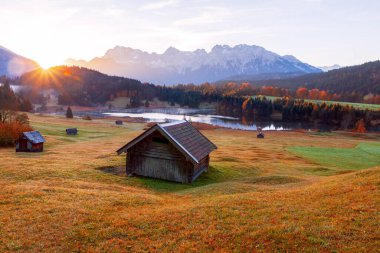 Geroldsee Gölü 'ndeki (Wagenbrchsee) inanılmaz dağ göleti, Alpspitz ve Zugspitz dağlarına bakan arka planda, Almanya' daki Garmisch Partenkirchen, Bavyera