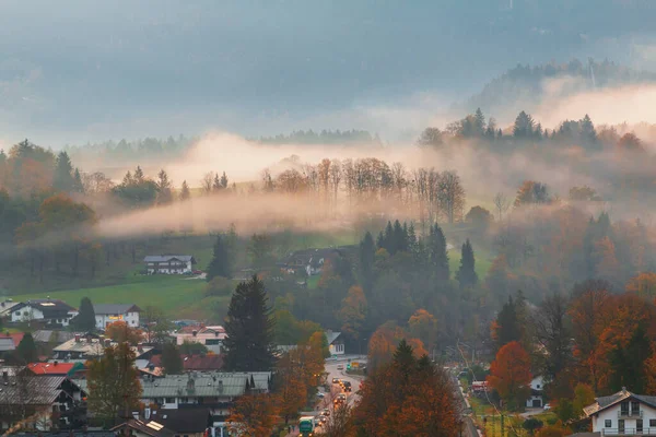 Foggy Morgon Mysiga Berchtesgaden Stad Typiska Bergslandskap Bakgrunden Berömda Watzmann — Stockfoto