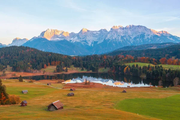 ゲルホルゼー湖 Wagenbrchse の素晴らしい山の池 アルプス山脈とツッスピッツ山脈を見下ろす背景 ドイツのバイエルン州Garmisch Partenkirchen — ストック写真