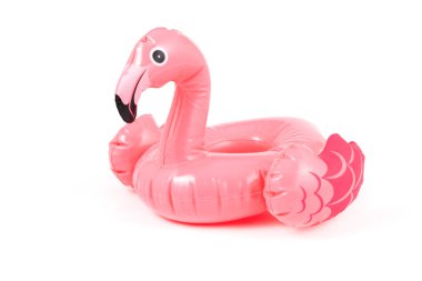 Beyaz arka planda şişirilebilir flamingo bardak tutacağı olan plaj için mükemmel bir yaz aksesuarı.
