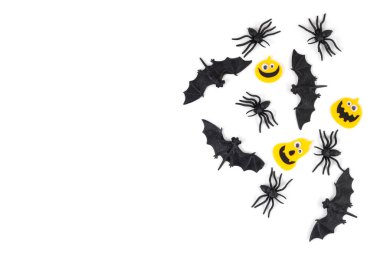 Cadılar Bayramı süslemeleri örümcekler, yarasalar, kullanışlı aksesuarlar beyaz arka planda