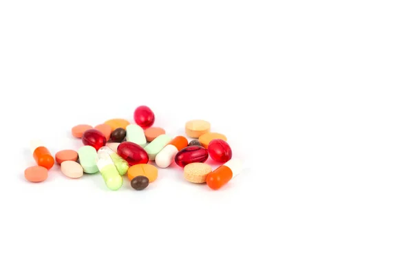 Beyaz Arka Planda Hastalıkların Tedavisi Için Farklı Renkte Ilaçlar — Stok fotoğraf