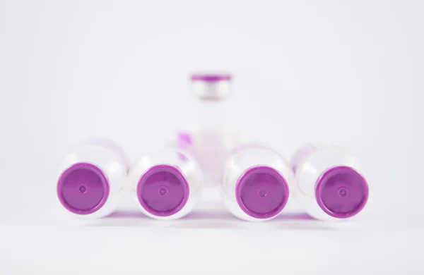 Flacon d'injection à capuchon violet montrer le concept de médicament — Photo