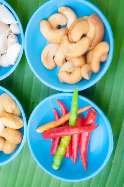 Rode Spaanse peper knoflook en bonen op groen blad — Stockfoto