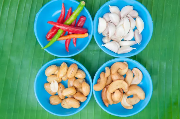 Red chilli garlic and bean on green leaf — Stock Photo, Image