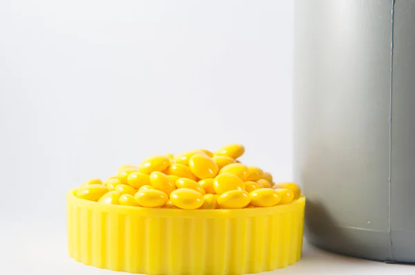 Comprimido amarillo recubierto de blanco — Foto de Stock