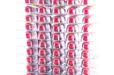 Vakumlu Ambalaj beyaz üzerine kırmızı kapsül tabakası kadar kapalı