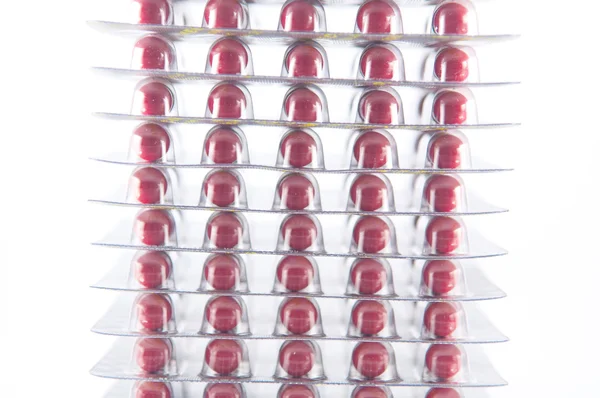 Gesloten laag van rode capsule in blister pack op witte Toon med — Stockfoto