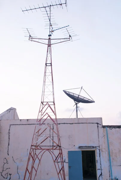 Satellite dish and radio receiver on building structrure — Stock Photo, Image