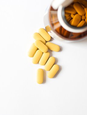 kahverengi şişe beyaz sarı tablet