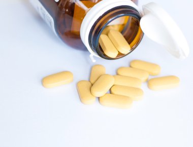 kahverengi şişe beyaz sarı tablet