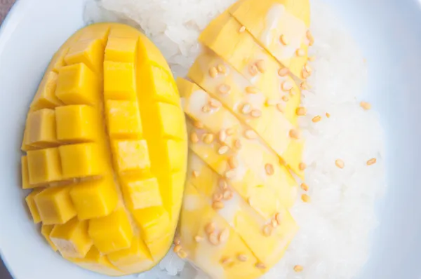 Kleverige rijst en mango Thaise dessert — Stockfoto