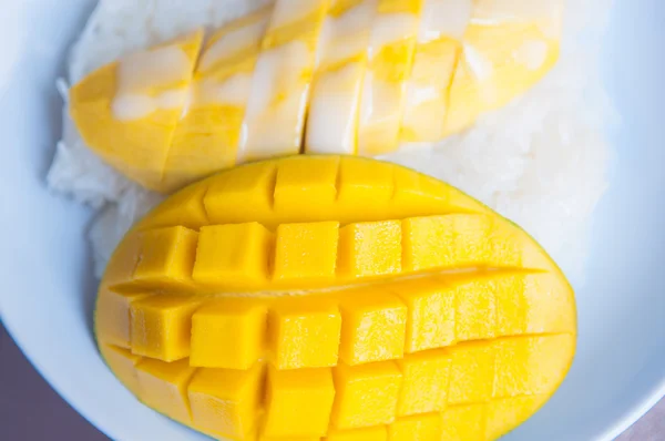 Kleverige rijst en mango Thaise dessert — Stockfoto