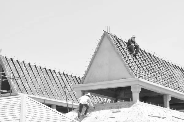 Рабочий на крыше здания — стоковое фото