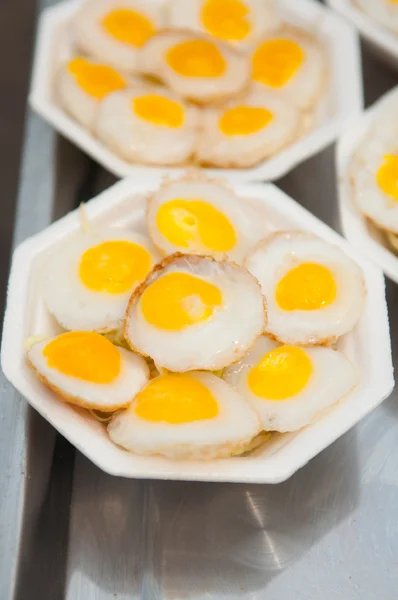 Huevo de codorniz frito con placa de espuma —  Fotos de Stock