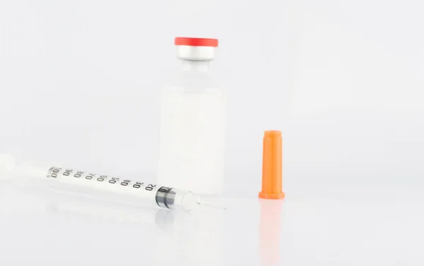 インスリンのバイアルと注射器を示す糖尿病性の概念 — ストック写真