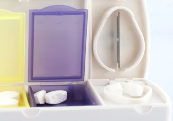 Tablettenbox und Splittertablette zeigen Medizinkonzept — Stockfoto