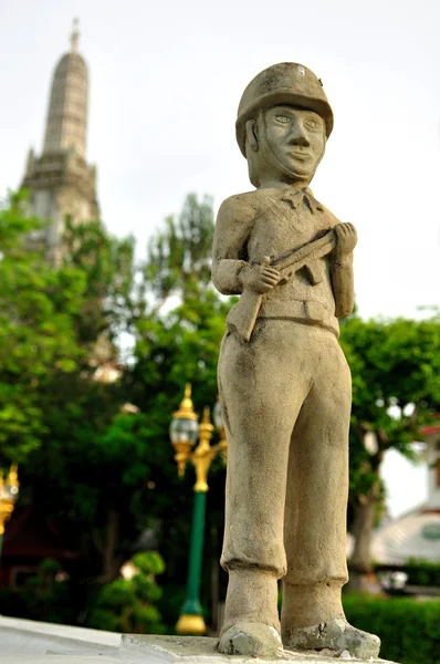 Statyer av soldater i wat arun — Stockfoto