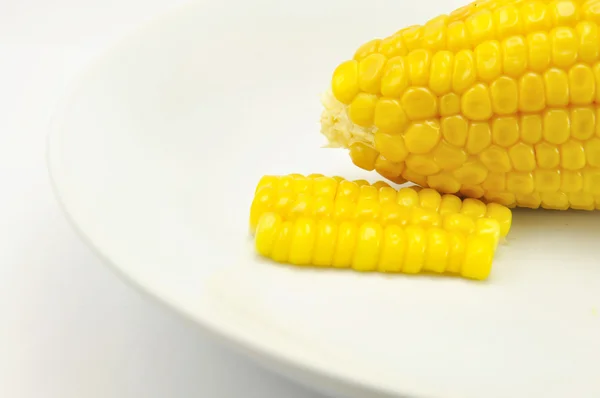 Kukurydziany na białym talerzu — Zdjęcie stockowe