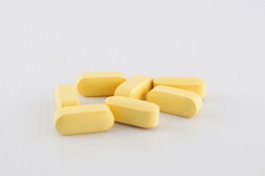 beyaz kağıt üzerine sarı tablet