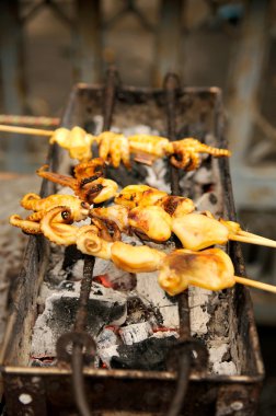 Tayland pazarında ocakta ızgara kalamar