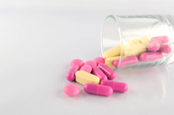 Ilaç tablet ve kapsül üzerinde beyaz blackground cam — Stok fotoğraf