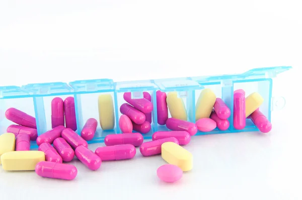 Capsule et comprimé dans une boîte à pilules quotidienne — Photo