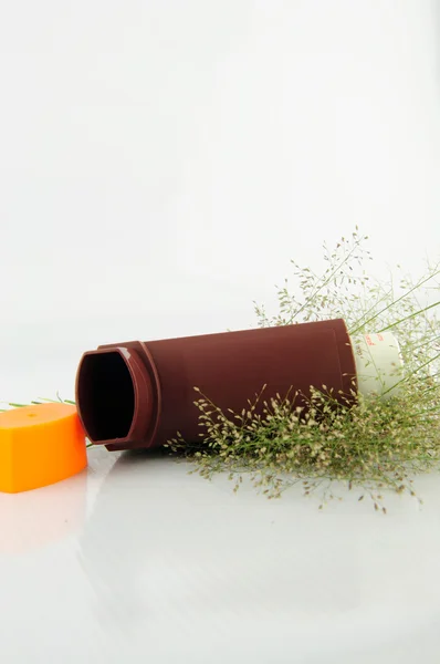 Brauner Asthma-Inhalator und Grasblume auf weißem Hintergrund — Stockfoto