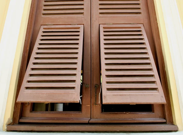 Aberto persianas de madeira marrom — Fotografia de Stock