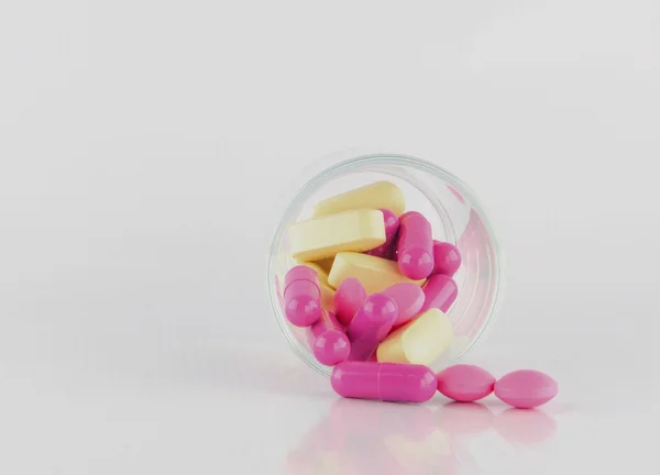 Tablette und Kapsel in verschreibungspflichtigem Glas — Stockfoto