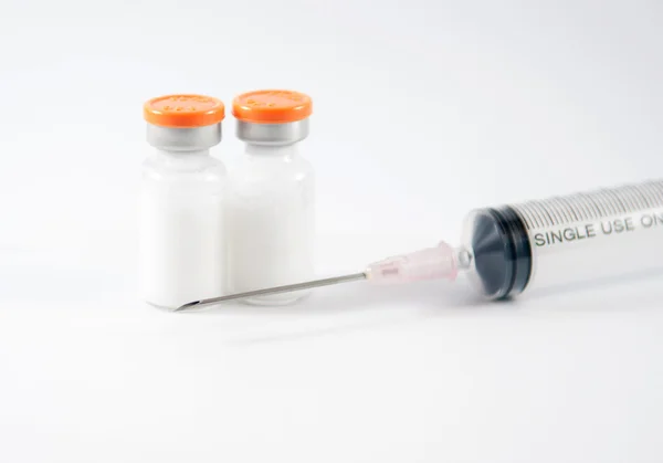 Frasco para injetáveis e seringa de líquido branco — Fotografia de Stock