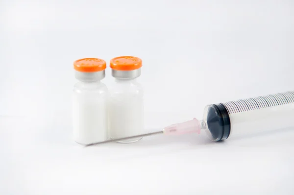 Vita flytande injektionsflaska och spruta — Stockfoto