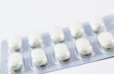 şeffaf blister kutu içinde beyaz tablet yan