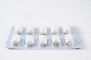 şeffaf blister kutu içinde beyaz tablet yan