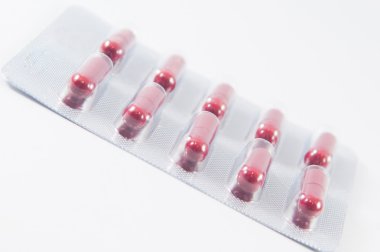 şeffaf blister kutu içinde kırmızı kapsül