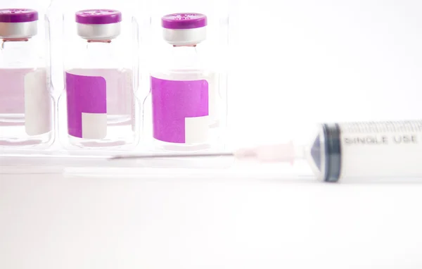 Ampoule d'étiquette violette en plaquette thermoformée et seringue jetable — Photo