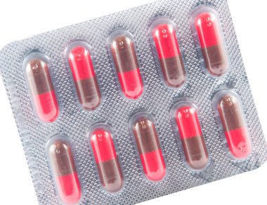 şeffaf blister kutu içinde kırmızı ve kahverengi kapsül kadar kapalı