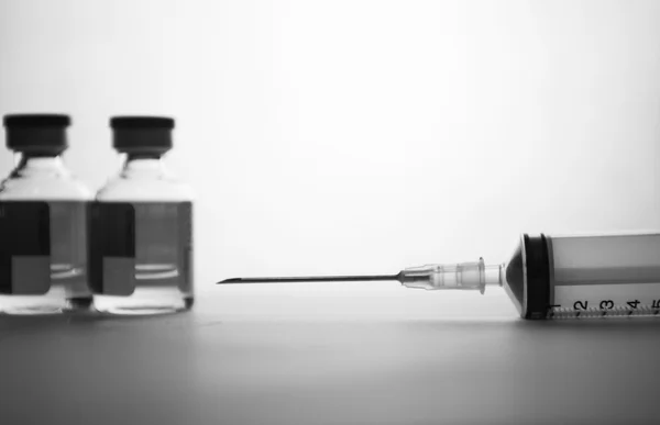 使い捨て注射器と注射アンプルの背景 — ストック写真