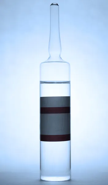 Ampolla de inyección grande en luz azul — Foto de Stock
